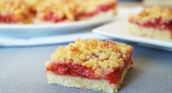 Carrés streusel aux fraises et à la noix de coco