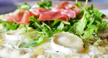 Pizza chèvre, miel, jambon de parme et roquette