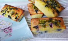 Petits moelleux pistaches et myrtilles